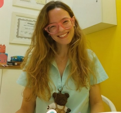 La Dra. Florencia Litvak Peláez, médica pediatra, sonriendo en su consultorio